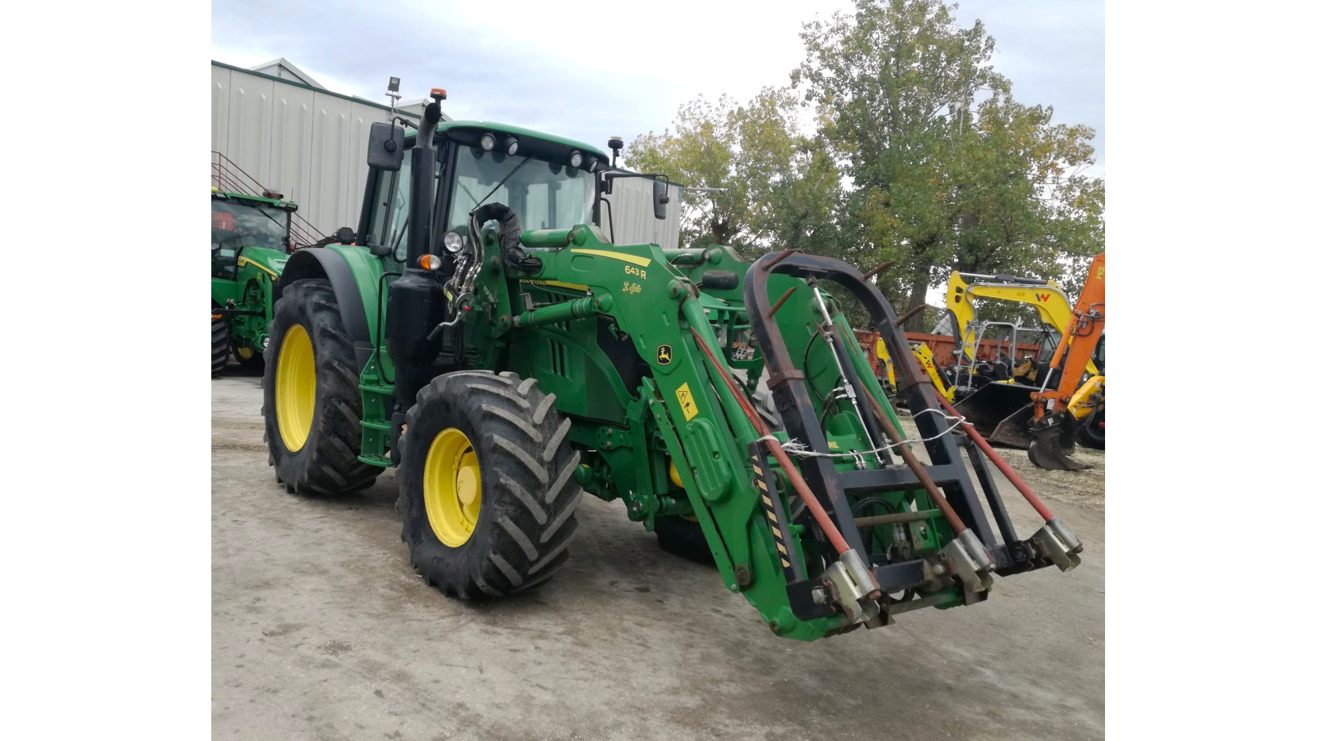Trattore John Deere 6120M usato con Caricatore 643R