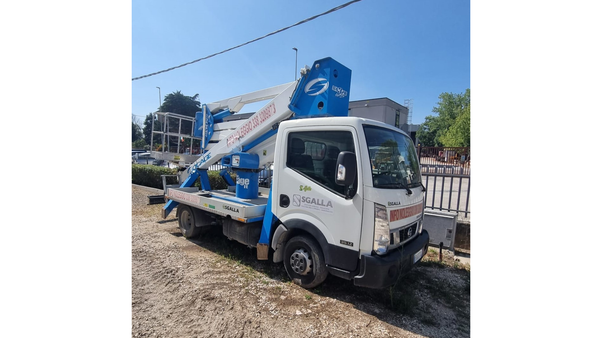 Piattaforma autocarrata Nissan Socage DA320 usata