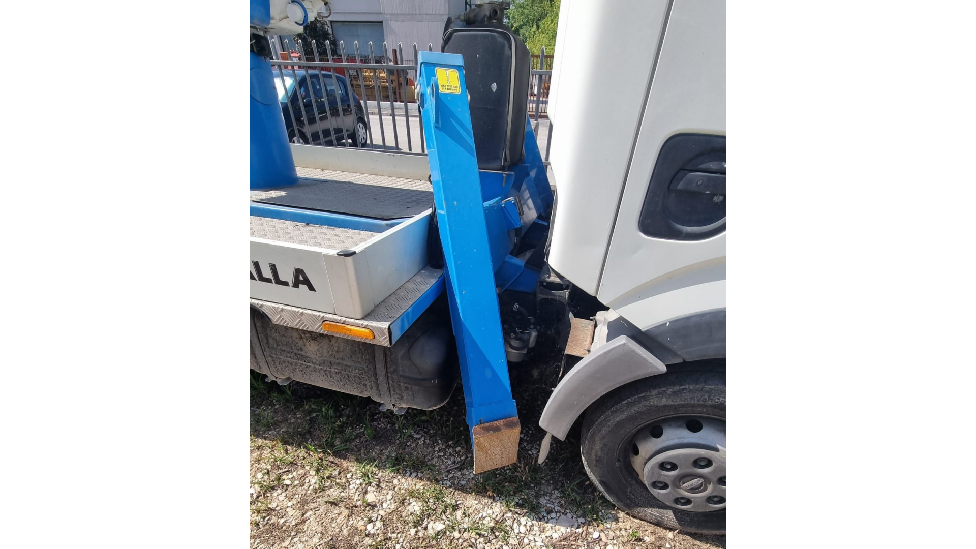 Piattaforma autocarrata Nissan Socage DA320 usata