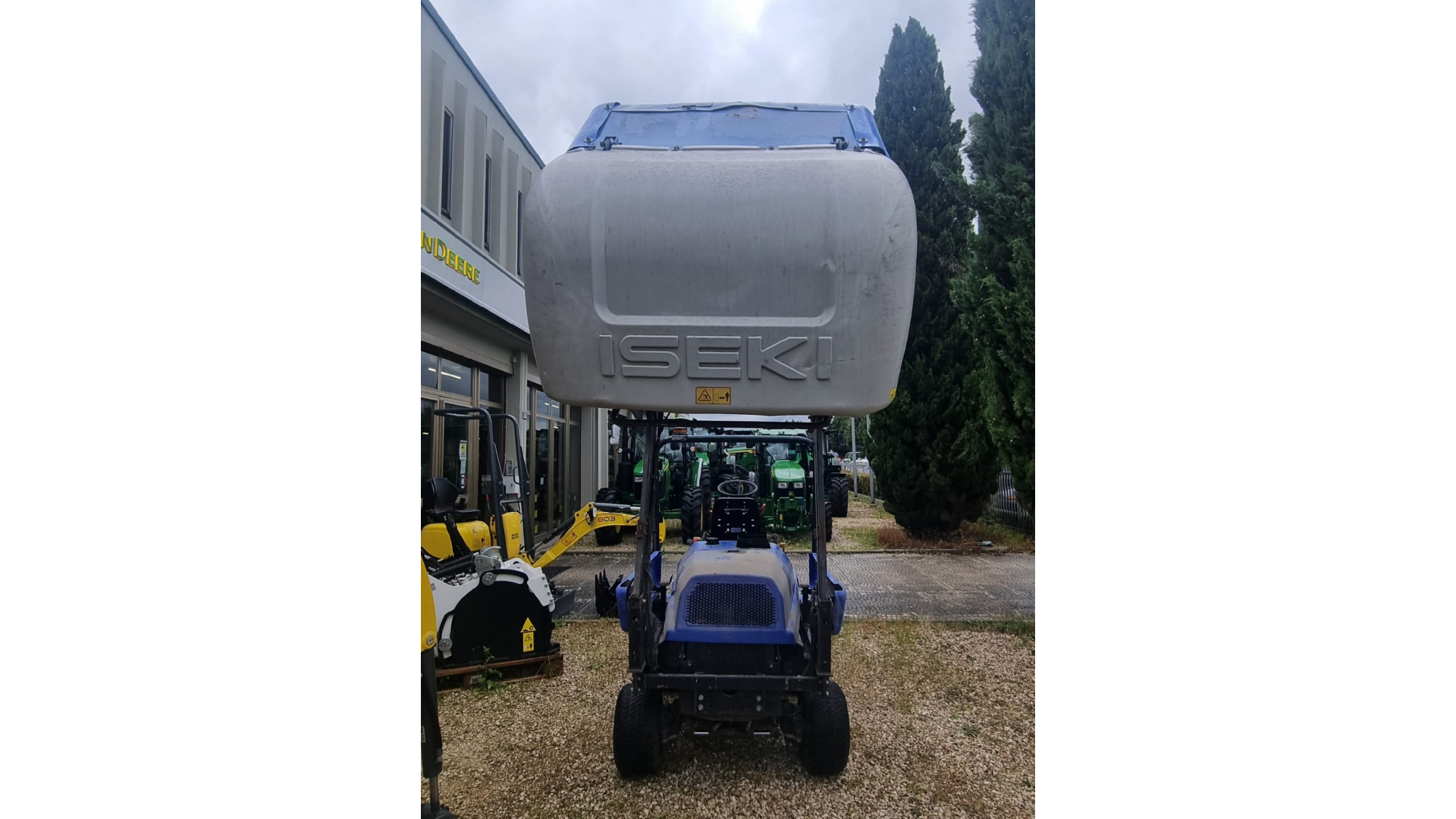 Trattorino tosaerba ISEKI SFH 240 usato