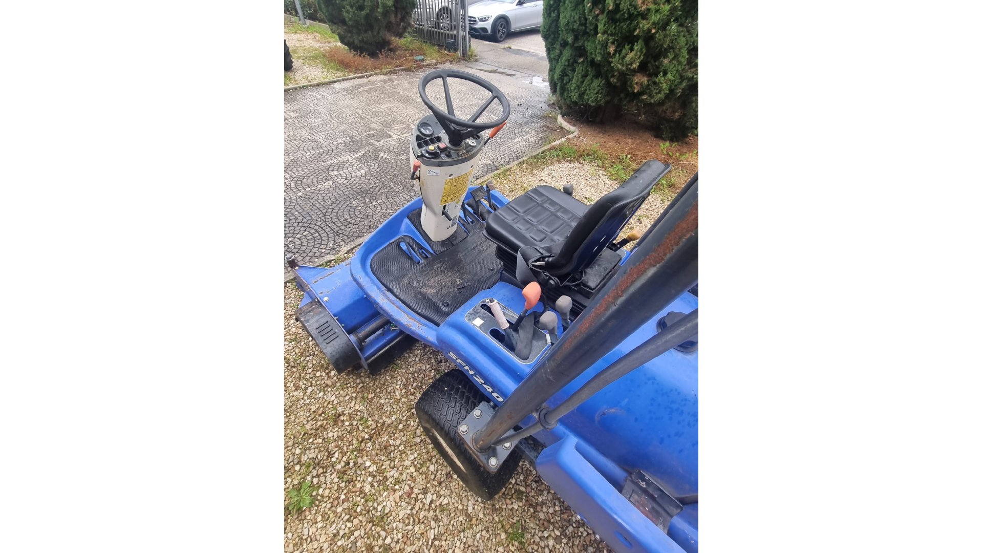 Trattorino tosaerba ISEKI SFH 240 usato