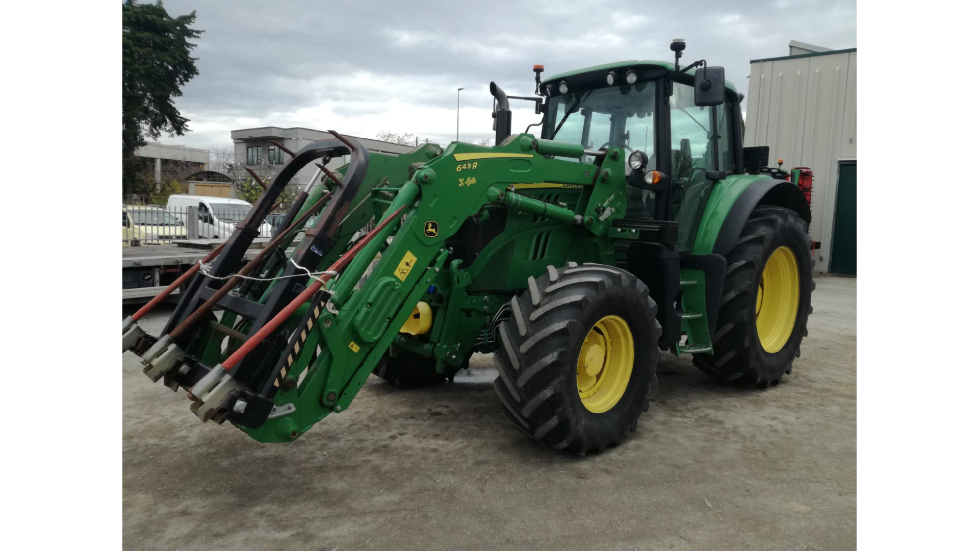 Trattore John Deere 6120M usato con Caricatore 643R