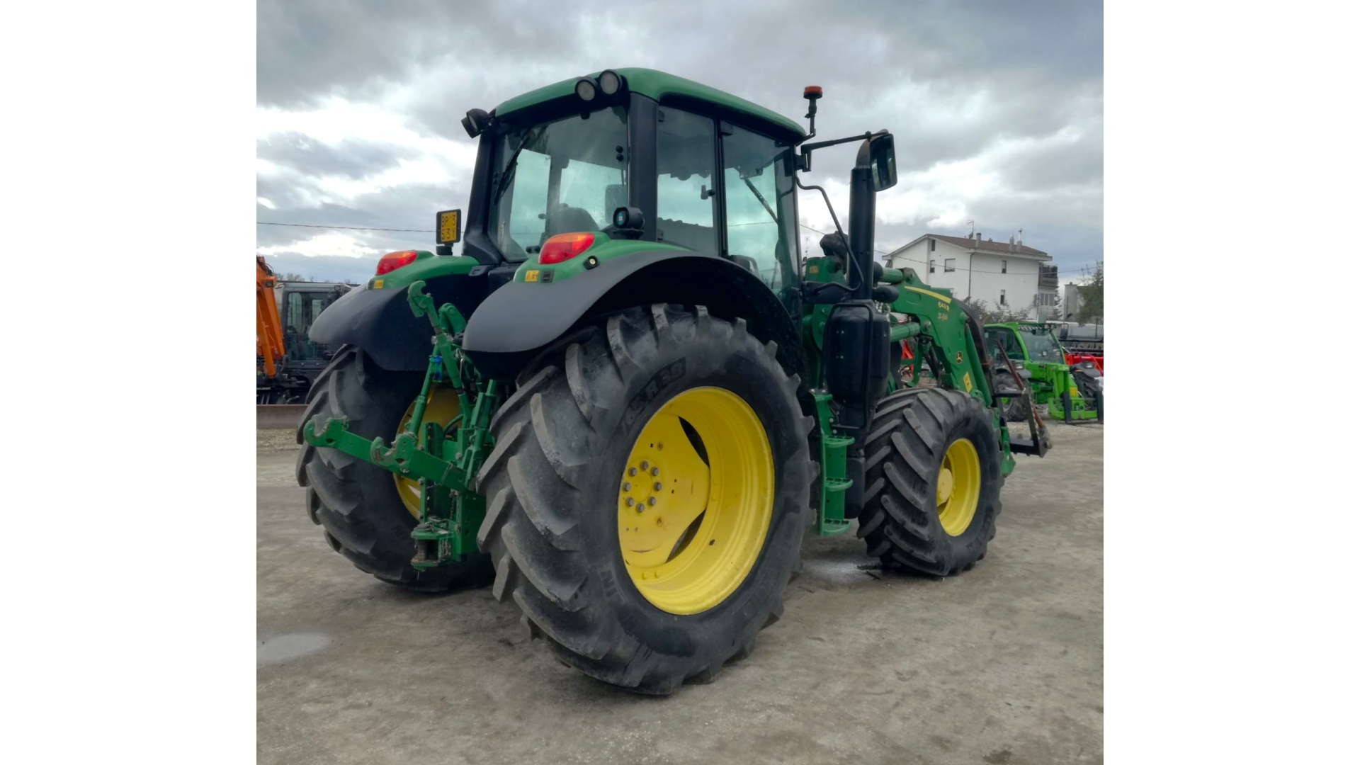 Trattore John Deere 6120M usato con Caricatore 643R