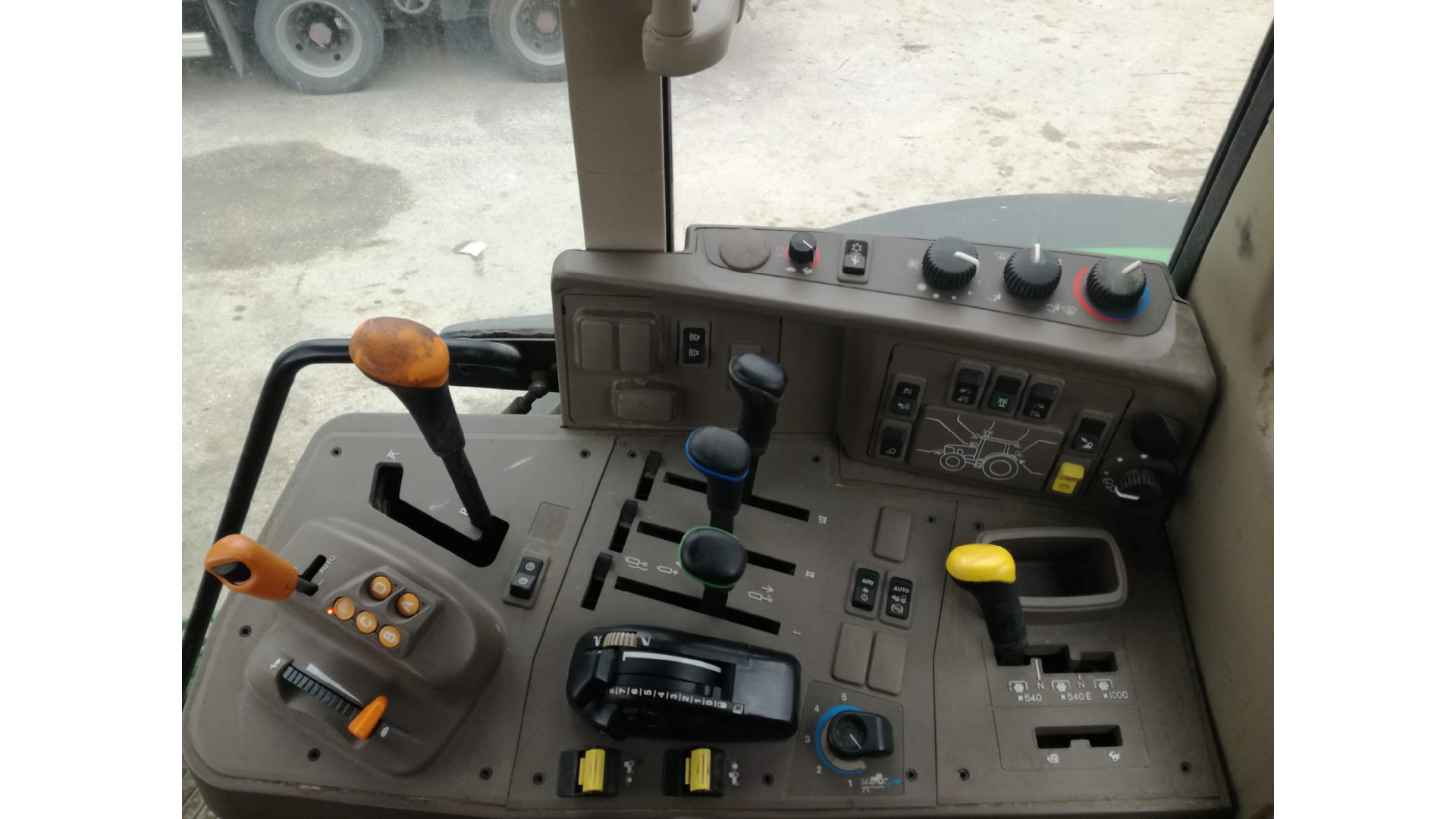 Trattore John Deere 6120M usato con Caricatore 643R