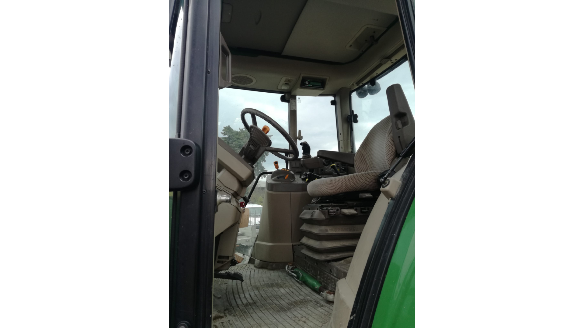 Trattore John Deere 6120M usato con Caricatore 643R