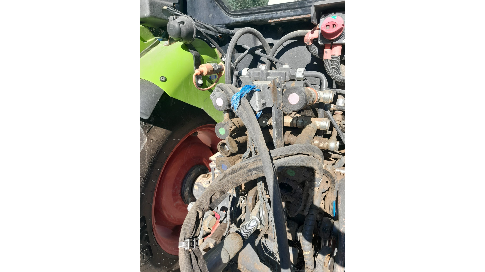 Trattore Claas NEXOS 240 F Usato