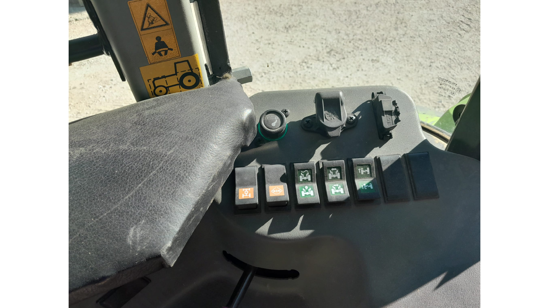 Trattore Claas NEXOS 240 F Usato