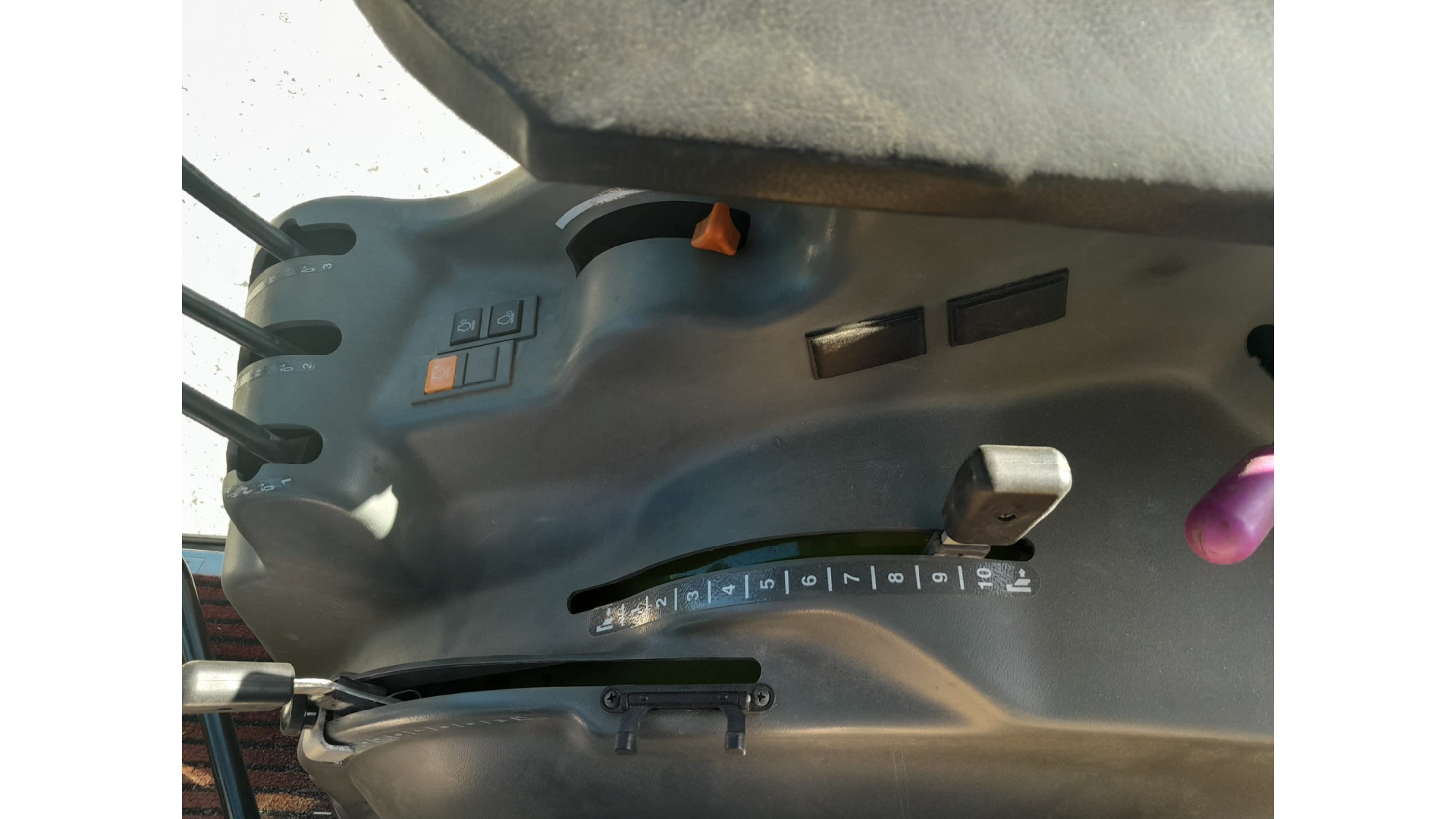 Trattore Claas NEXOS 240 F Usato