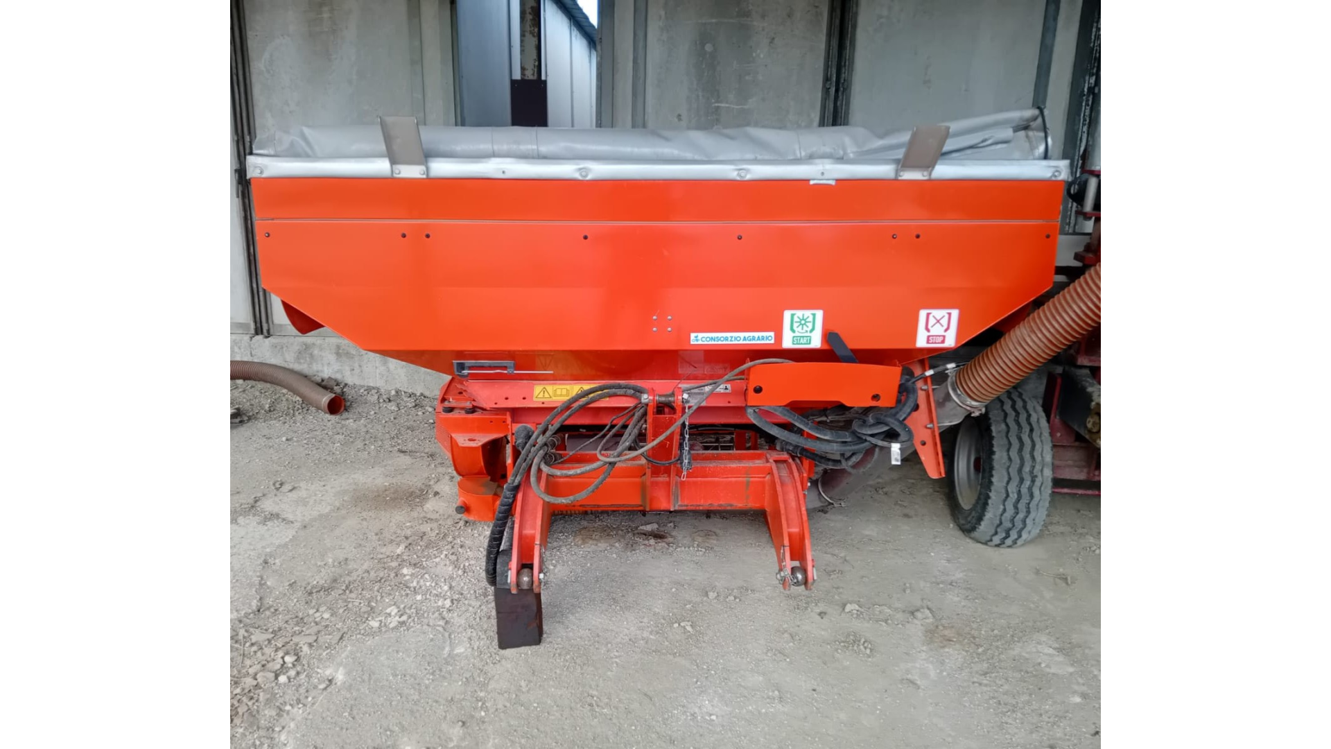 Tramoggia Kuhn TF1512 Usata