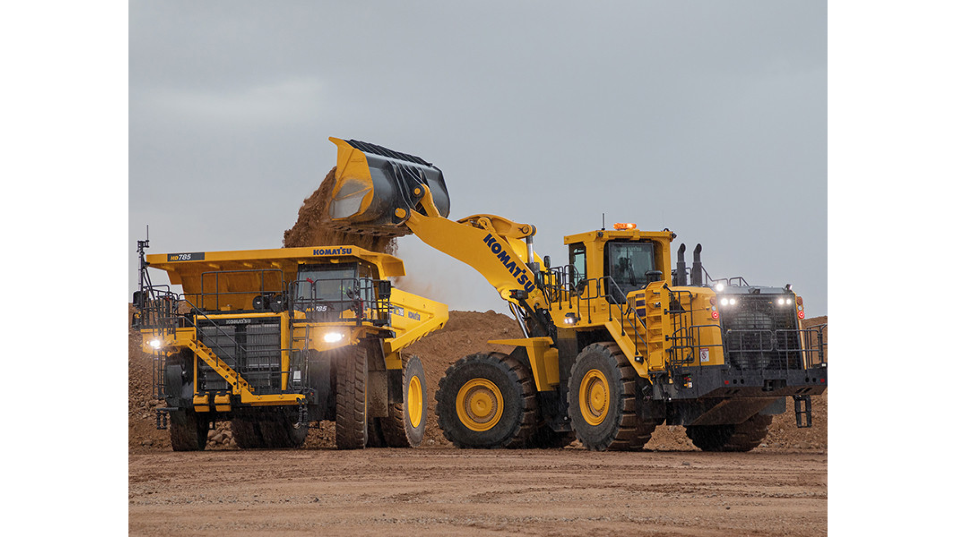 Pala Gommata KOMATSU WA900-8