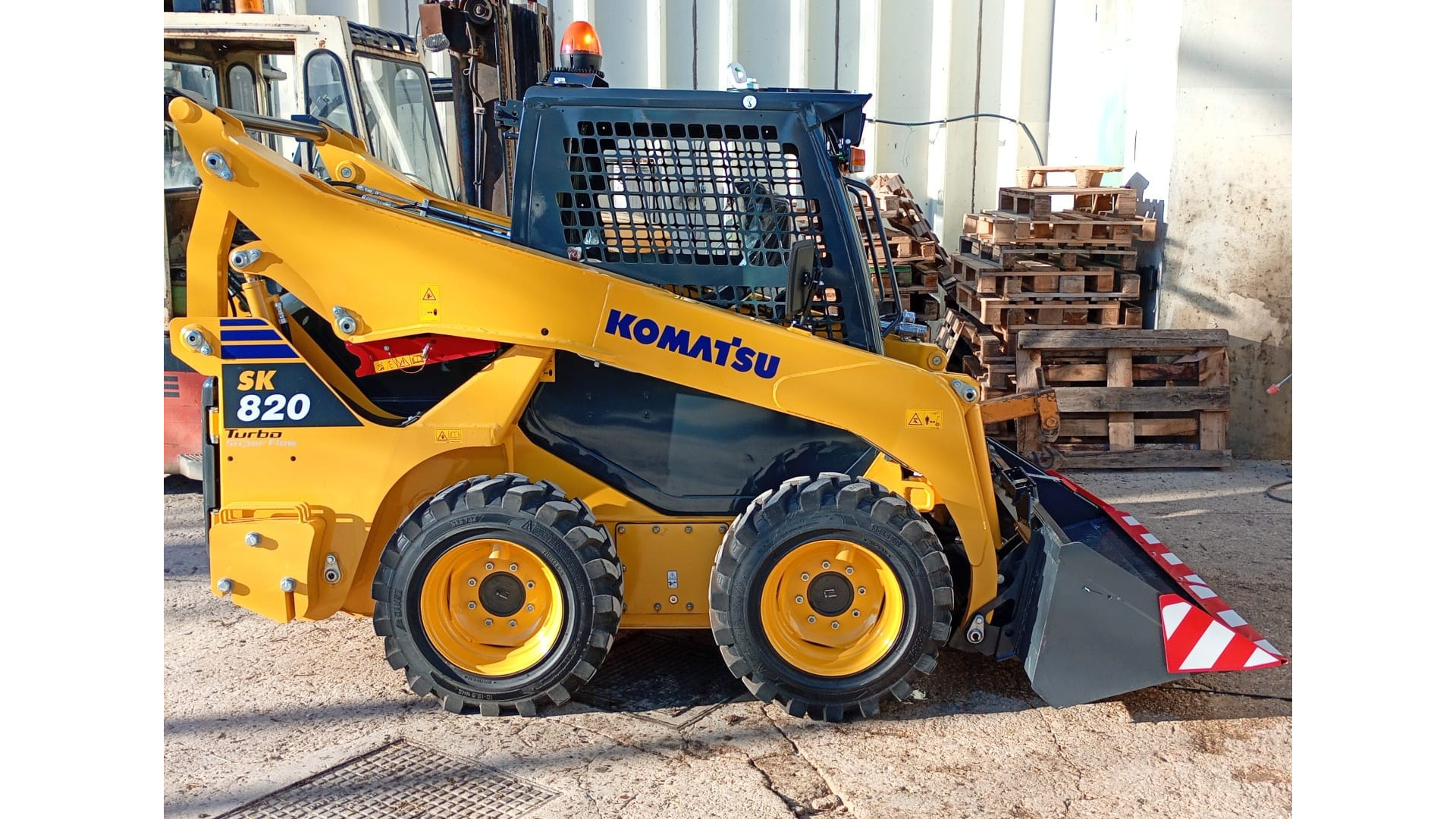 Minipala gommata KOMATSU SK820-8