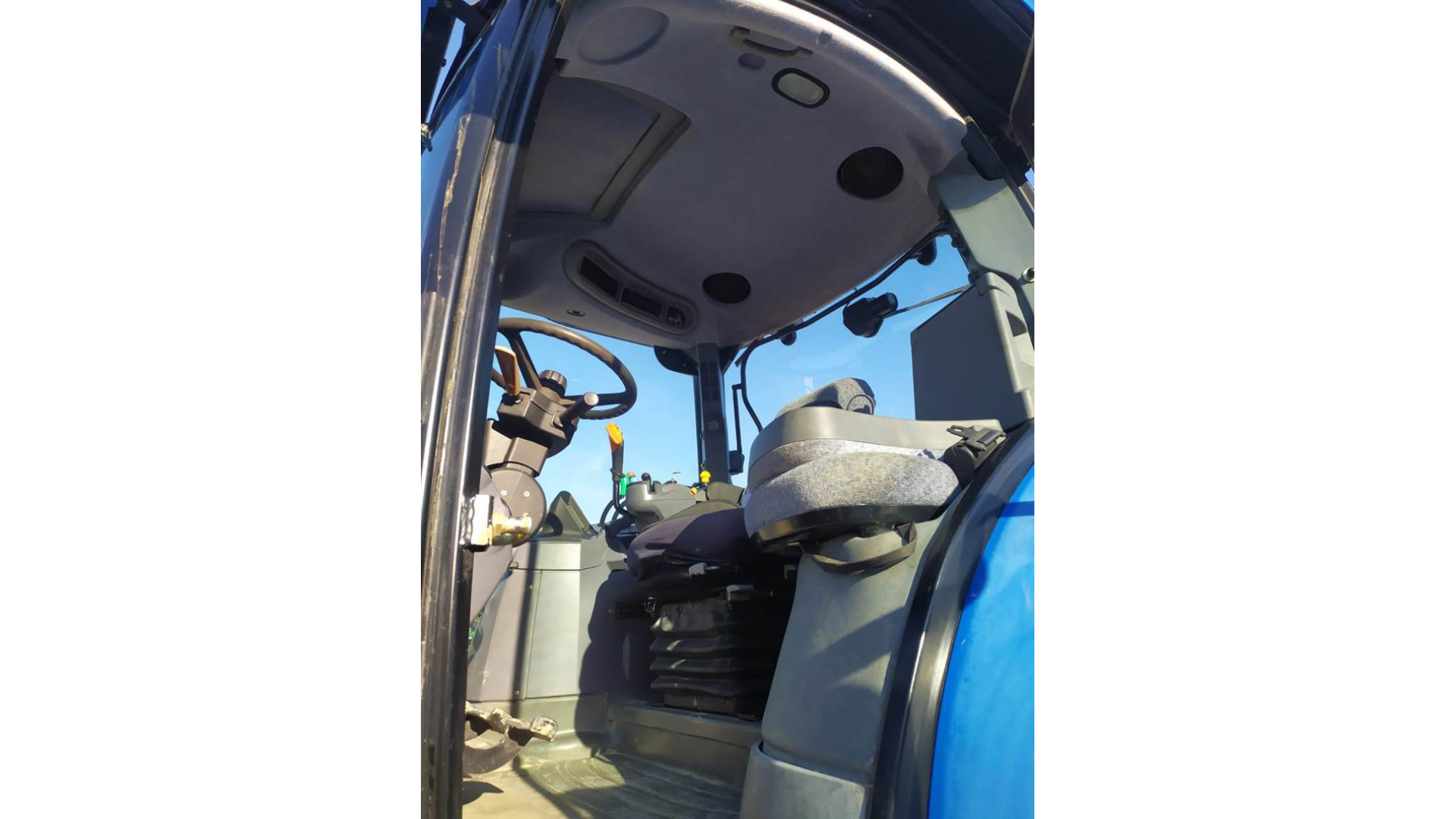 Trattore New Holland T 7030 usato