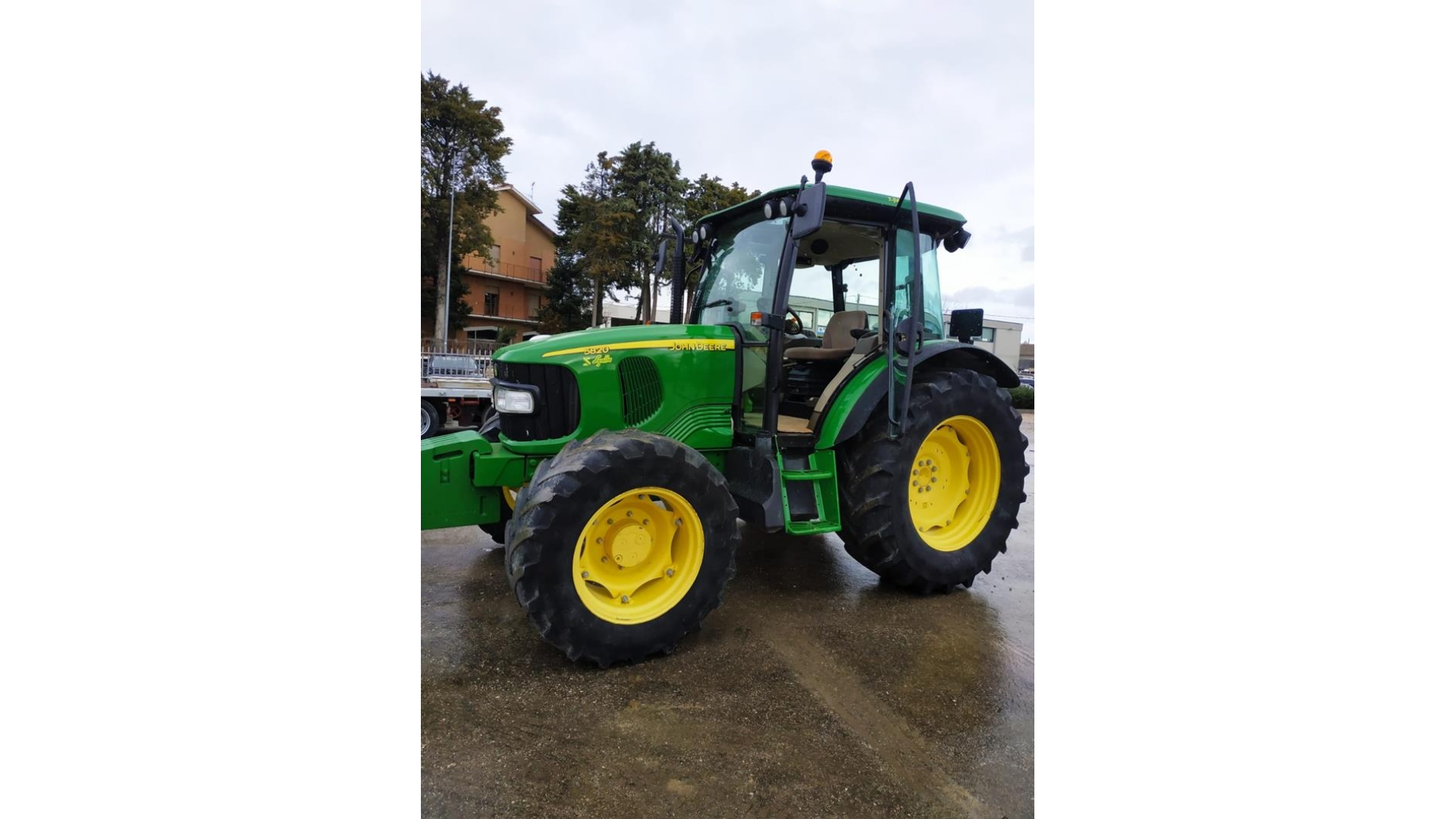 Trattore John Deere 5820 usato