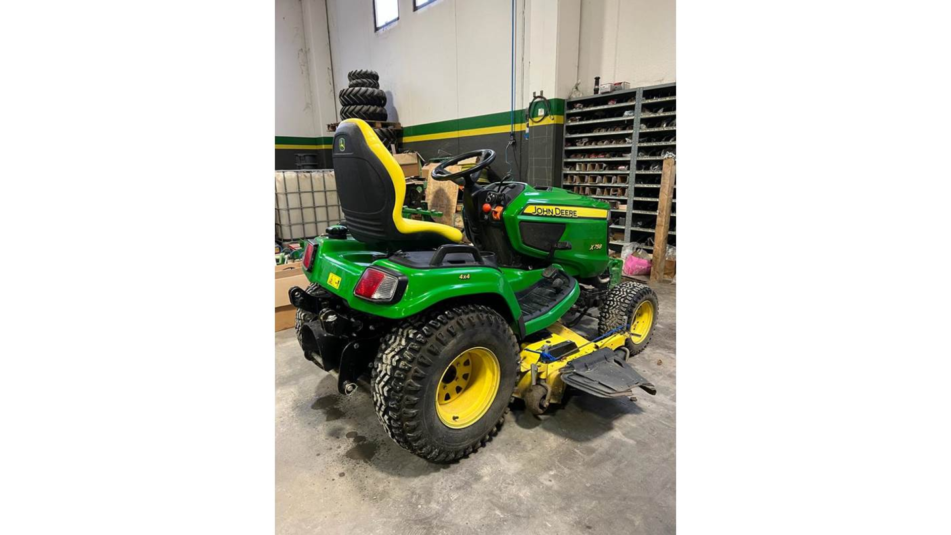 Trattorino rasaerba John Deere X 758 usato