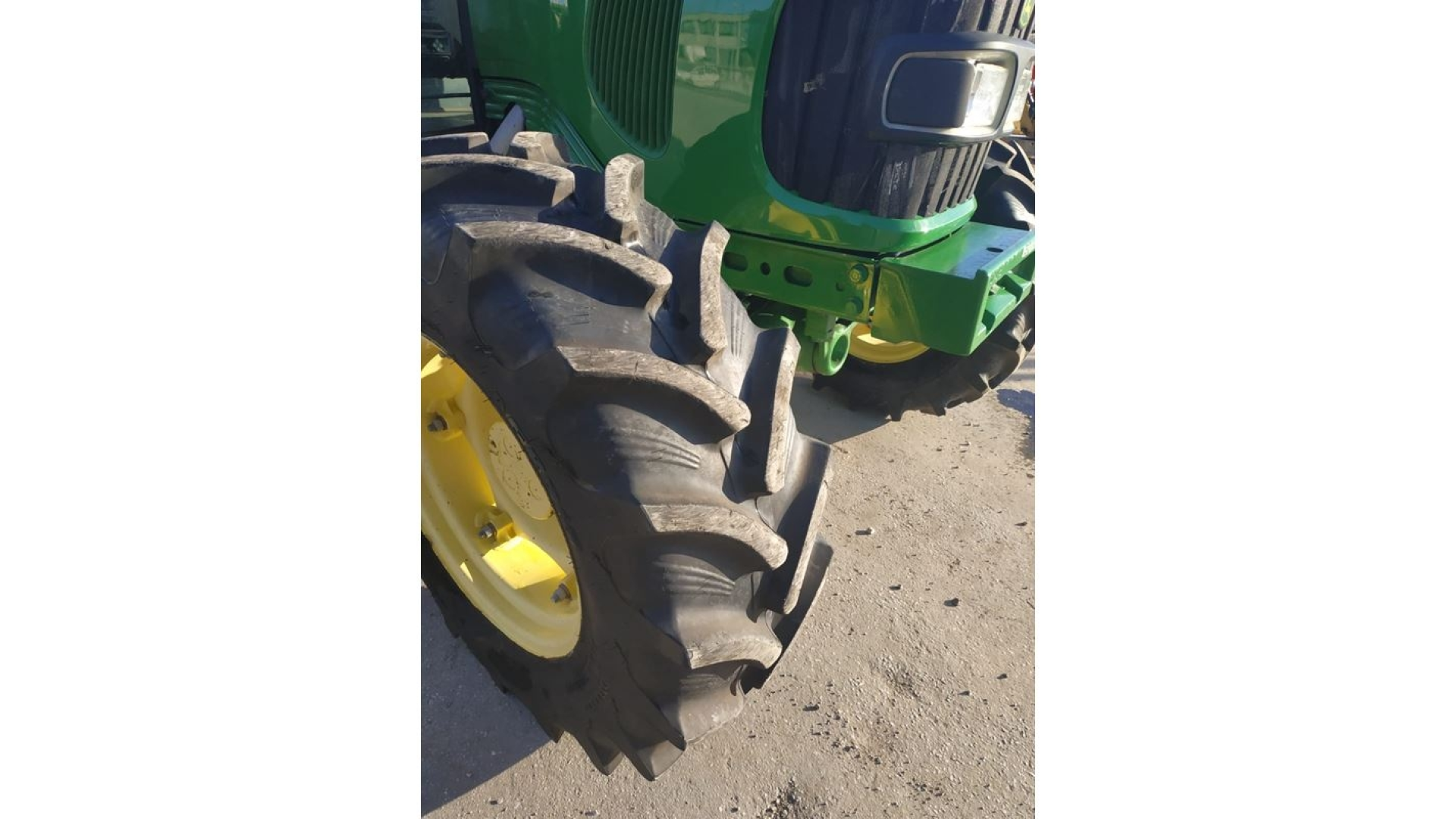 Trattore John Deere 5820 usato