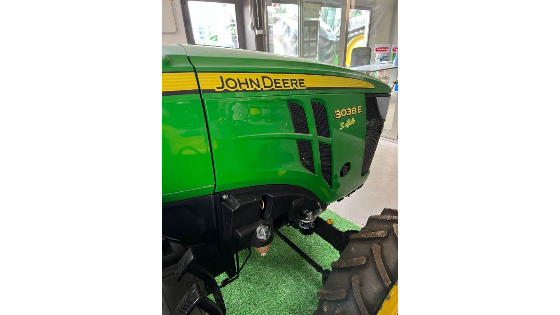 Trattore John Deere 3038E