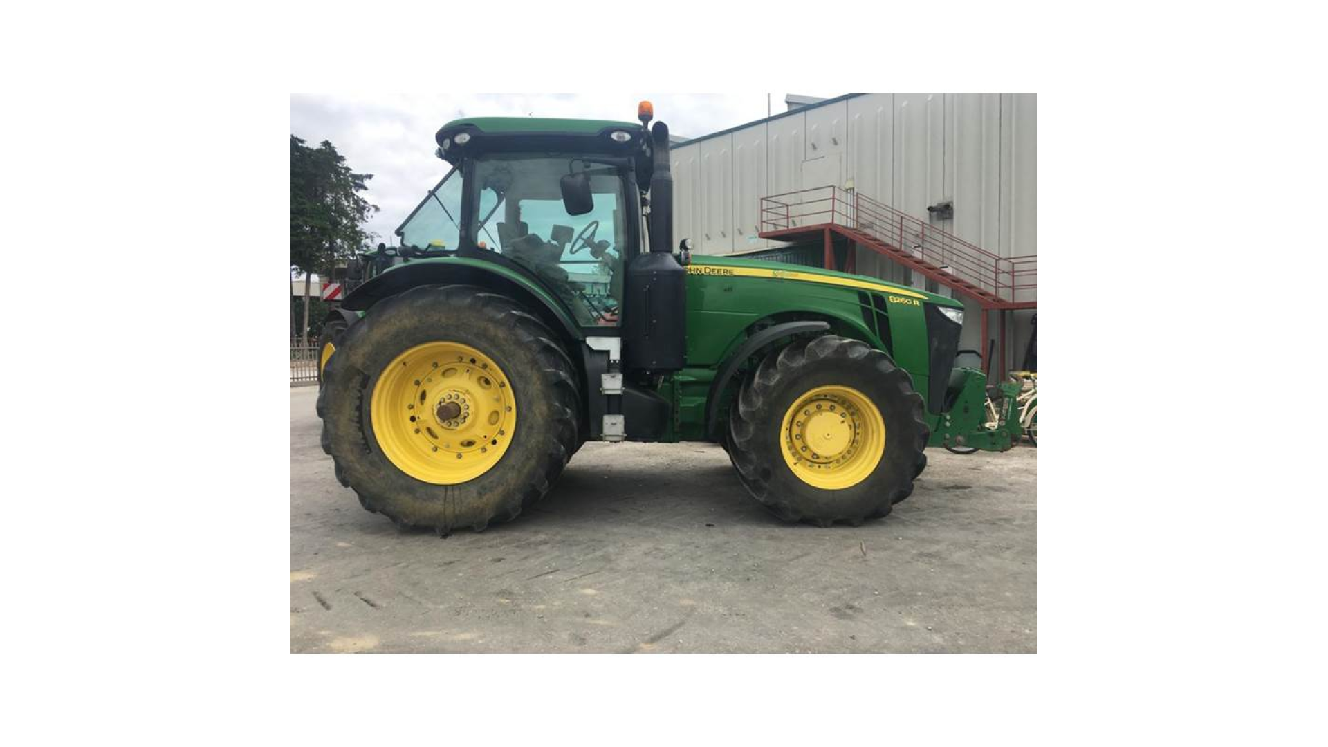 Trattore John Deere 8260R usato